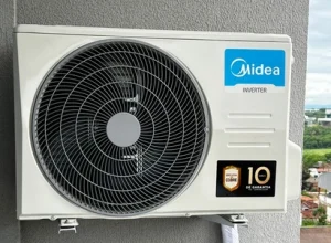 Condensadora inverter instalada em suporte na parede externa
