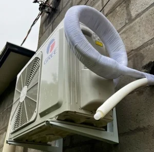 Condensadora instalada com tubulação isolada e dreno