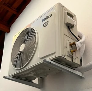 Condensadora de ar condicionado instalada em área externa