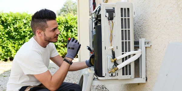 Técnico fazendo reparo na condensadora do ar condicionado