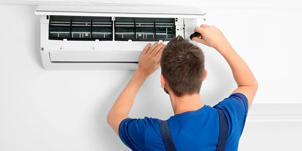 Técnico instalando a evaporadora de um ar condicionado split